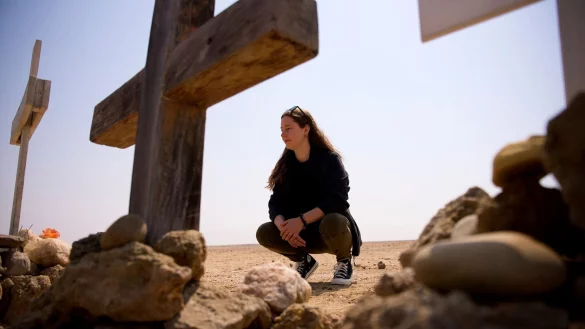 Antonia gedenkt in der Namibischen W&uuml;ste ihrer Eltern und Schwester. - &copy; Jan M&uuml;ller/ZDF/dpa