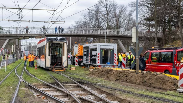 Mitarbeiter der Freiburger Verkehrs-AG (VAG) bergen eine Straßenbahn, die bei einem Zusammenstoß mit einer anderen Bahn auseinandergerissen wurde. - © Philipp von Ditfurth/dpa