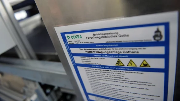 Betriebsanweisungen k&ouml;nnen durch Farbkennzeichnungen f&uuml;r unterschiedliche Bereiche einheitlich gestaltet werden, z.B. Blau f&uuml;r Maschinen. - &copy; Caroline SeidSeidel-Di&szlig;mannel/dpa/dpa-tmn