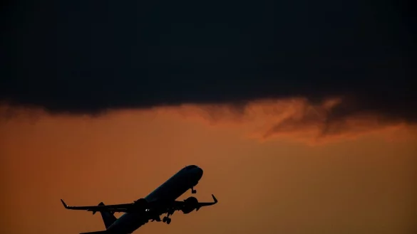 Eine Passagiermaschine startet im letzten Licht des Tages vom Flughafen Frankfurt. - &copy; Boris Roessler/dpa