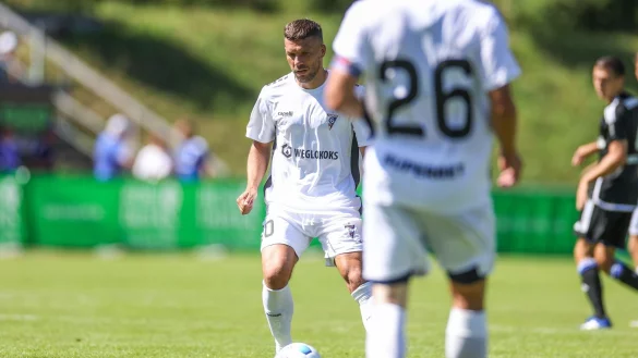 Lukas Podolski spielt den Ball mit dem Fu&szlig;. - &copy; Tim Rehbein/dpa