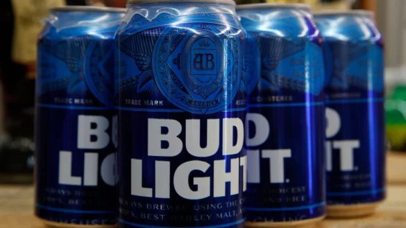 Dosenbier der amerikanischen Biermarke &laquo;Bud Light&raquo;. Die bekannte amerikanische Biermarke &laquo;Bud Light&raquo; ist in den Kulturkampf zwischen Liberalen und Konservativen in den USA geraten. - &copy; Jacquelyn Martin/AP