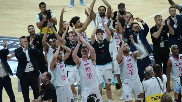 Die Spieler der Telekom Baskets Bonn feiern den Einzug ins Finale der Champions League. - &copy; Matthias Stickel/dpa