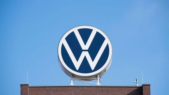 Der zuletzt wenig ausgelastete Stammsitz von Volkswagen in Wolfsburg hat konzernintern den Zuschlag f&uuml;r ein zus&auml;tzliches E-Modell ab dem Jahr 2026 erhalten. - &copy; Julian Stratenschulte/dpa