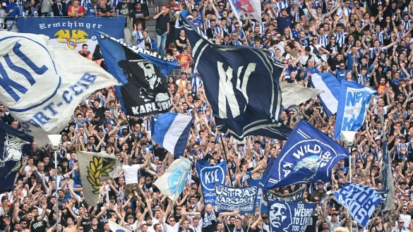 Den Karlsruher Fans wird zur Er&ouml;ffnung des Wildparks etwas geboten. - &copy; Uli Deck/dpa