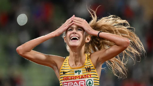 Konstanze Klosterhalfen (M) aus Deutschland jubelt &uuml;ber die Goldmedaille bei der Europameisterschaft. - &copy; Angelika Warmuth/Deutsche Presse-Agentur GmbH/dpa/Archivbild