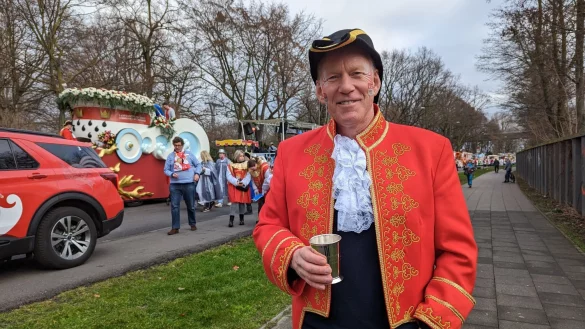 Johannes B. Kerner, Moderator, nimmt an dem Rosenmontagsumzug teil. - &copy; Jonas-Erik Schmidt/dpa-Zentralbild/dpa