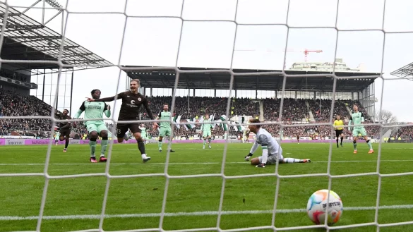 St. Paulis Lukas Daschner (2.v.l.) trifft zum 1:0 gegen Hannovers Torwart Ron-Robert Zieler. - &copy; Michael Schwartz/dpa