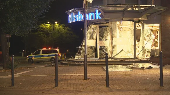 Ein Polizeiauto steht vor einem gesprengten Geldautomaten im Vorraum einer Bank in Alpen. - &copy; -/tv-niederrhein/dpa