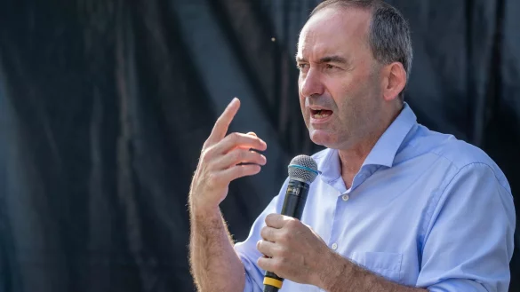 Hubert Aiwanger spricht auf einer Veranstaltung der Freien Wähler in Hessen. - © Helmut Fricke/dpa