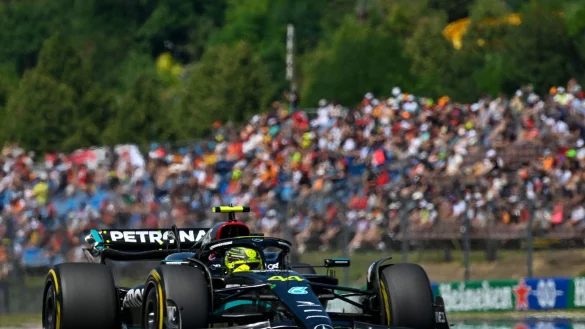 Lewis Hamilton aus Gro&szlig;britannien vom Team Mercedes steuert sein Auto auf dem Hungaroring. - &copy; Denes Erdos/AP/dpa