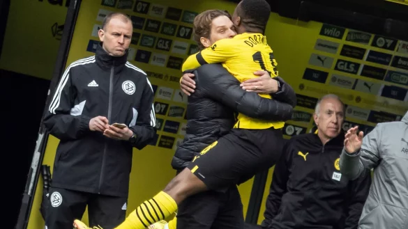 Youssoufa Moukoko jubelt mit Trainer Edin Terzic &uuml;ber sein Tor zum 2:1. - &copy; Bernd Thissen/dpa/Archivbild