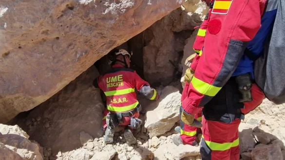 Mitglieder der spanischen Milit&auml;rischen Notfalleinheit (UME) suchen nahe Khair Anougal unter einem eingest&uuml;rzten Geb&auml;ude nach &Uuml;berlebenden. - &copy; ---/Spanish Defence Ministry/AP/dpa