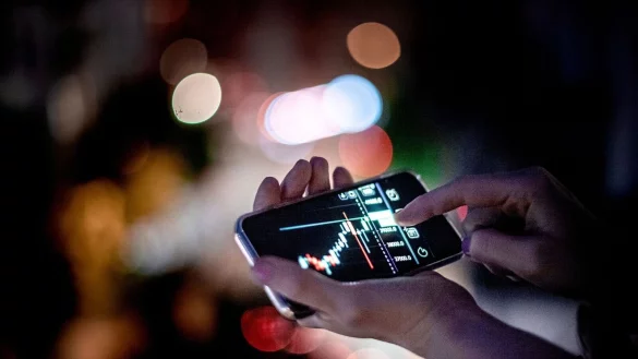 Auf dem Smartphone immer alles im Blick: F&uuml;r nerv&ouml;se Wertpapierbesitzer kann das mitunter nachteilig sein. - &copy; Zacharie Scheurer/dpa-tmn