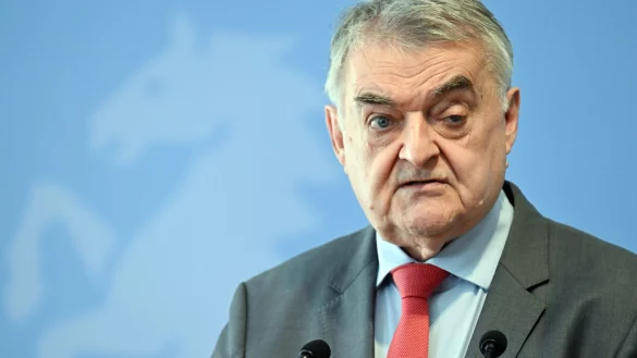 Herbert Reul (CDU), Innenminister von Nordrhein-Westfalen, gibt ein Statement ab. - &copy; Federico Gambarini/dpa