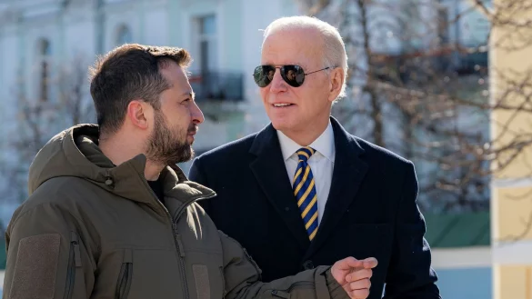 US-Pr&auml;sident Joe Biden spricht bei seinem Besuch in Kiew am 20.02.2023 mit Wolodymyr Selenskyj. Der ukrainische Pr&auml;sident kommt US-Medienberichten zufolge nach Washington. - &copy; Uncredited/Ukrainian Presidential Press Office/AP/dpa