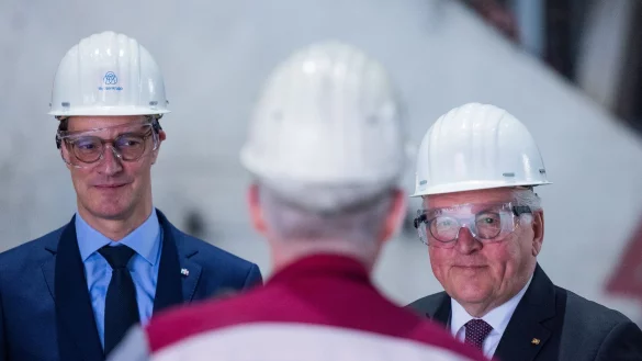 Hendrik W&uuml;st (l, CDU), Ministerpr&auml;sident von Nordrhein-Westfalen, und Bundespr&auml;sident Frank-Walter Steinmeier stehen auf dem Werksgel&auml;nde von Thyssenkrupp. - &copy; Rolf Vennenbernd/dpa