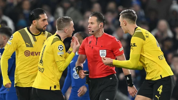 Die Dortmunder diskutieren mit Schiedsrichter Danny Makkelie. - © David Inderlied/dpa