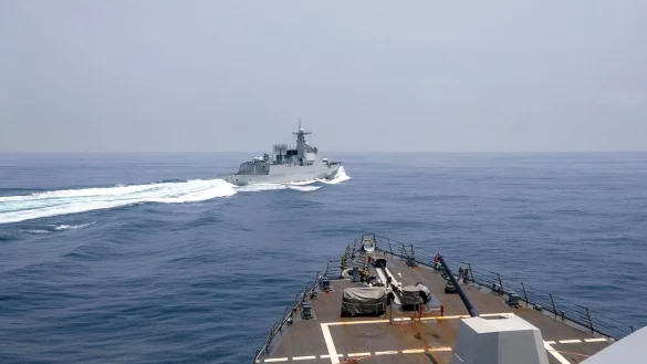 Ein chinesisches Marineschiff f&uuml;hrt am Samstag ein &laquo;unsicheres&raquo; Man&ouml;ver vor dem US-Zerst&ouml;rer &laquo;USS Chung-Hoon&raquo; durch, indem es mit einem Abstand von nur rund 140 Metern &uuml;berholt und dann wendet. - &copy; Mass Communication Specialist 1s/U.S. Navy/AP/dpa