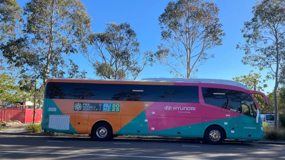 Der Teambus der deutschen Mannschaft steht vor dem Teamhotel Mercure Kooindah Waters. - &copy; Michelle Ostwald/dpa