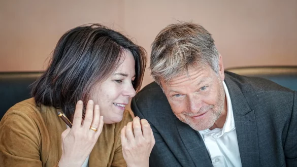 Hier stecken Robert Habeck und Annalena Baerbock freundlich die Köpfe zusammen. - © Kay Nietfeld/dpa