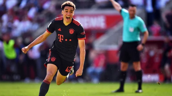 Bayerns Jamal Musiala jubelt nach seinem Treffer zum 2:1. - &copy; Marius Becker/dpa