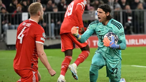 Gut gemacht: Bayerns Torwart Yann Sommer (r) jubelt mit Matthijs de Ligt nach dessen Rettungstat gegen PSG. - &copy; Sven Hoppe/dpa
