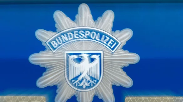 Der Schriftzug Bundespolizei ist auf einem Einsatzwagen zu sehen. - &copy; Matthias Rietschel/dpa-Zentralbild/ZB