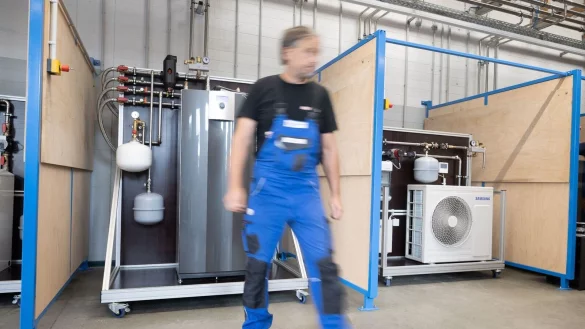 Das «Wärmepumpenlabor» der Handwerkskammer Potsdam in Groß Kreutz. Heute soll im Bundestag über das Gebäudeenergiegesetz debattiert und abgestimmt werden. - © Sebastian Christoph Gollnow/dpa