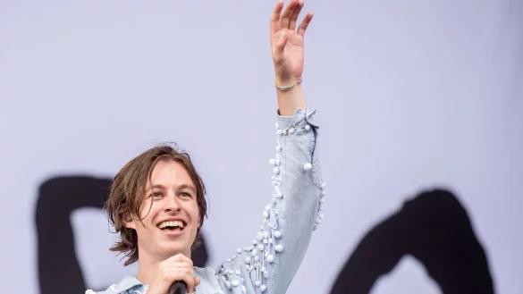 Frederik Rabe, S&auml;nger der deutschen Band Giant Rooks, steht auf dem Hurricane Festival auf der B&uuml;hne. - &copy; Hauke-Christian Dittrich/dpa/Archivbild