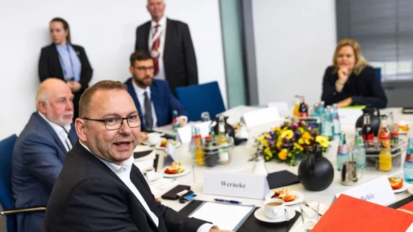 Bundesinnenministerin Nancy Faeser (r.), Verdi-Chef Frank Werneke sowie der dbb-Vorsitzenbde Ulrich Silberbach (l.) zu Beginn der dritten Verhandlungsrunde in Potsdam. - © Carsten Koall/dpa