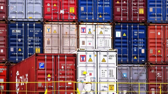 Ein Arbeiter auf einem Schiff in der ostchinesischen Provinz Shandong. - &copy; Uncredited/CHINATOPIX/dpa