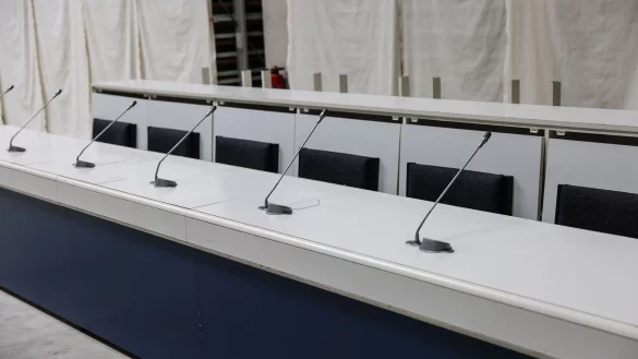 Die Anklagebank aus dem Prozesssaal von Stuttgart-Stammheim, auf der zahlreiche RAF-Mitglieder sa&szlig;en. - &copy; Oliver Berg/dpa