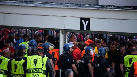Beim K&ouml;nigsklassen-Finale am 28. Mai 2022 war es um das Stade de France in Saint-Denis turbulent zugegangen. - &copy; Christophe Ena/AP/dpa