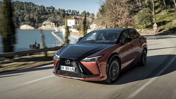 Der Lexus RZ 450e hat zwar ein sportliches Design, doch schneller als 160 km/h fährt er nicht. - © Lexus/Toyota Motor Corporation/dpa-mag