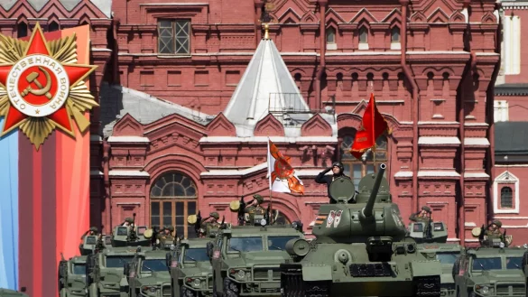 Der legend&auml;re sowjetische Panzer T-34 f&uuml;hrt die Kolonne russischer Panzerfahrzeuge auf dem Roten Platz w&auml;hrend der Milit&auml;rparade zum Tag des Sieges, mit der der 78. Jahrestag des Endes des Zweiten Weltkriegs begangen wird, an. - &copy; Pelagiya Tikhonova/M24/Moscow News Agency/AP/dpa