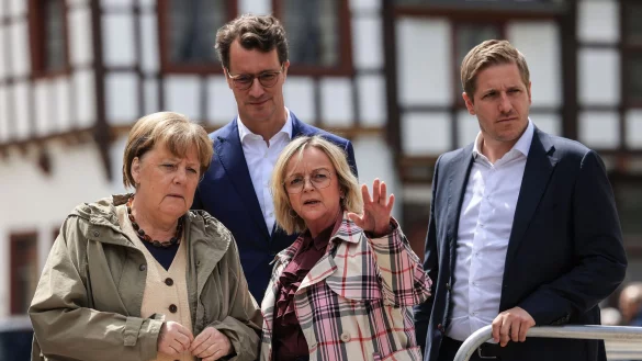 Altkanzlerin Angela Merkel (l-r), NRW-Ministerpr&auml;sident Hendrik W&uuml;st, B&uuml;rgermeisterin Sabine Preiser-Marian und Landrat Markus Ramers in Bad M&uuml;nstereifel. - &copy; Oliver Berg/dpa