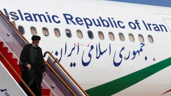 Ebrahim Raisi, Pr&auml;sident des Iran, kommt zu einem zweit&auml;gigen Besuch auf dem internationalen Flughafen von Damaskus an. - &copy; -/Iranian Presidency/dpa