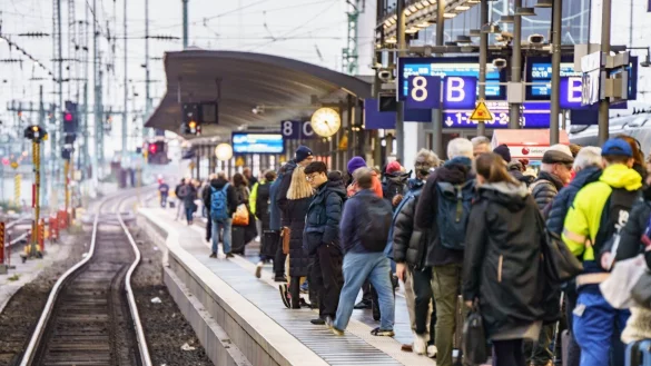 Die Deutsche Bahn stellt am Samstag angesichts des bevorstehenden Warnstreiks ein deutlich erh&ouml;htes Fahrgastaufkommen fest. - &copy; Frank Rumpenhorst/dpa/Archiv