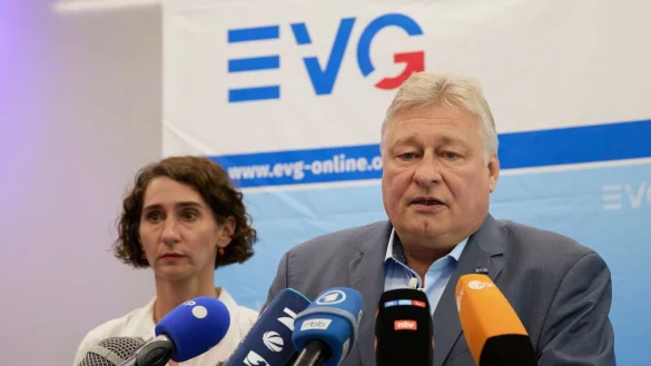 EVG-Tarifvorst&auml;ndin Cosima Ingenschay und der EVG-Vorsitzende Martin Burkert informieren &uuml;ber das weitere Vorgehen im Tarifkonflikt mit der Deutschen Bahn. - &copy; J&ouml;rg Carstensen/dpa