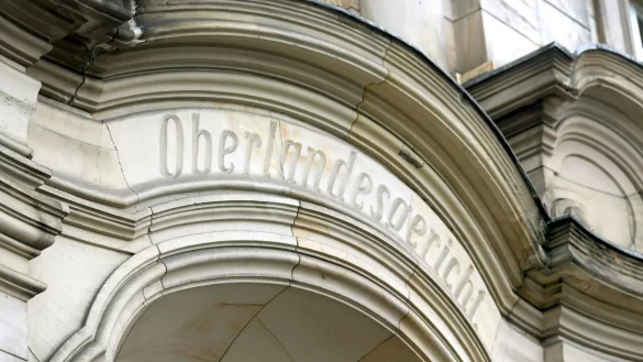 Das Wort &laquo;Oberlandesgericht&raquo; ist am Eingang in Stein gemei&szlig;elt. - &copy; Roland Weihrauch/dpa