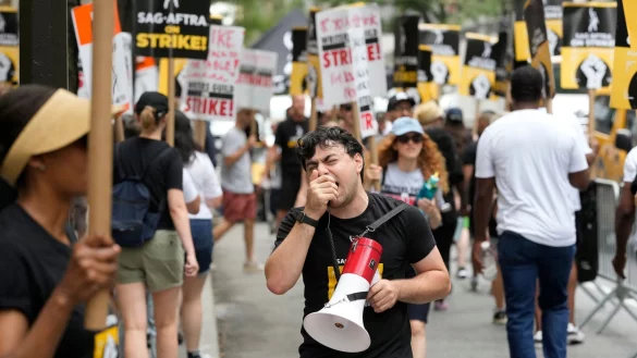 Streikende vor dem NBC-Hauptquartier im New Yorker Rockefeller Center. - &copy; Charles Sykes/Invision/AP/dpa