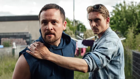 Eine Szene aus dem &laquo;Tatort&raquo; am Sonntag: Adam Sch&uuml;rk (Daniel Str&auml;&szlig;er, r) nimmt Bastian Barthel (l, Lorris Andre Blazejewski) vorl&auml;ufig fest. - &copy; Manuela Meyer/SR/ARD/dpa