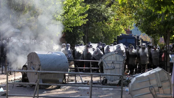 Soldaten der von der Nato gef&uuml;hrten Kosovo-Friedenstruppe KFOR bewachen ein Gemeindegeb&auml;ude nach Zusammenst&ouml;&szlig;en mit Kosovo-Serben. - &copy; Bojan Slavkovic/AP/dpa