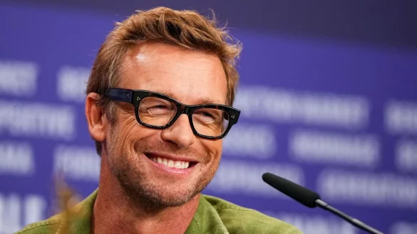 Schauspieler Simon Baker stellte seinen Film «Limbo» auf der Berlinale vor. - © Soeren Stache/dpa