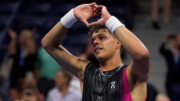 Ben Shelton muss nun gegen Turnierfavorit Novak Djokovic antreten. - &copy; Charles Krupa/AP