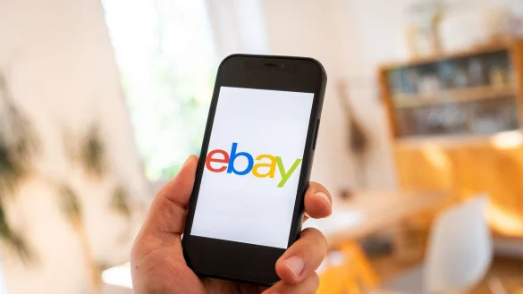 In Zukunft kürzere Transportwege: Ebay möchte den Kauf und Verkauf in der Nachbarschaft fördern und die Sichtbarkeit von Artikeln in der Nähe auf dem Online-Marktplatz verbessern. - © Zacharie Scheurer/dpa-tmn