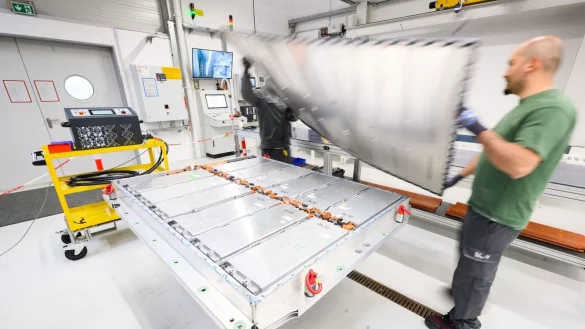 Eine ausgediente Batterie eines Elektroautos wird bei VW in Salzgitter recyclet. - © Julian Stratenschulte/dpa