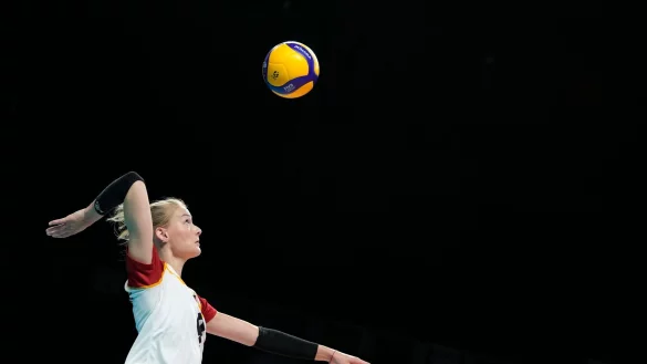 Die deutschen Volleyballerinnen um Lina Alsmeier haben 0:3 gegen Polen verloren. - &copy; Virginia Mayo/AP/dpa