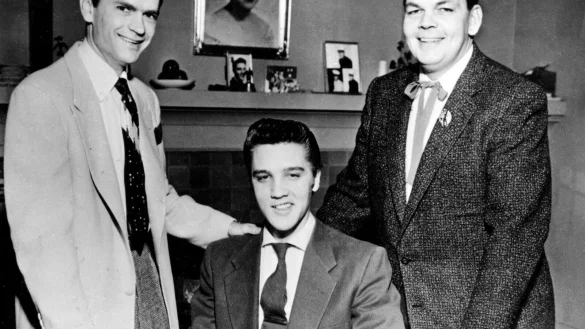Sam Phillips von Sun Records (l-r), S&auml;nger Elvis Presley und sein erster Manager Bob Neal bei Presleys Vertragsunterzeichnung mit Sun Records. - &copy; Globe Photos/Zuma Press/dpa